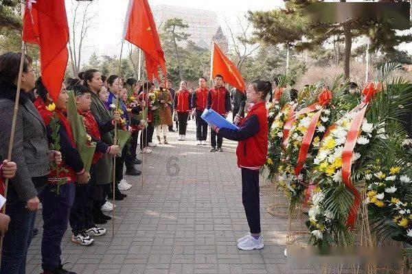 林青霞和尊龙的相貌惊人的相似，相似度达90%以上，看合照就知道